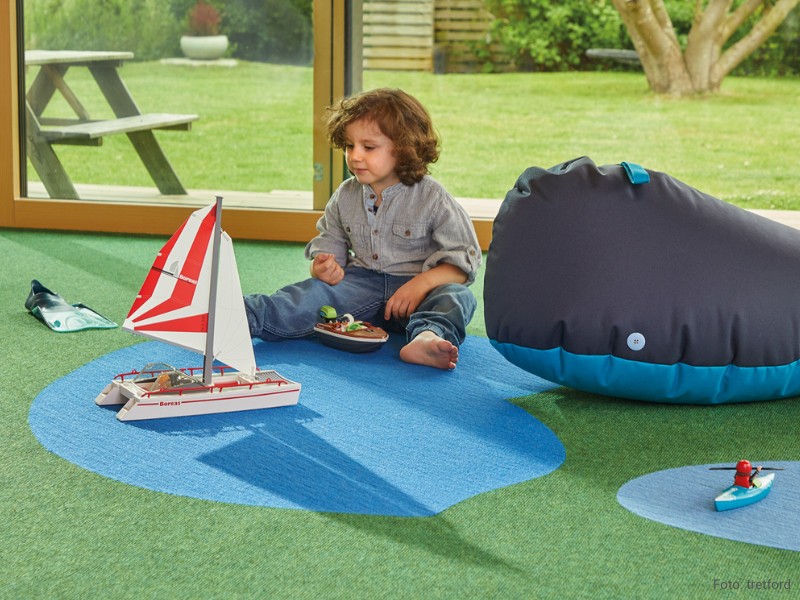 Kinderzimmer mit Spiellandschaft: der blaue See wurde einfach in den Teppichboden von tretford eingefügt